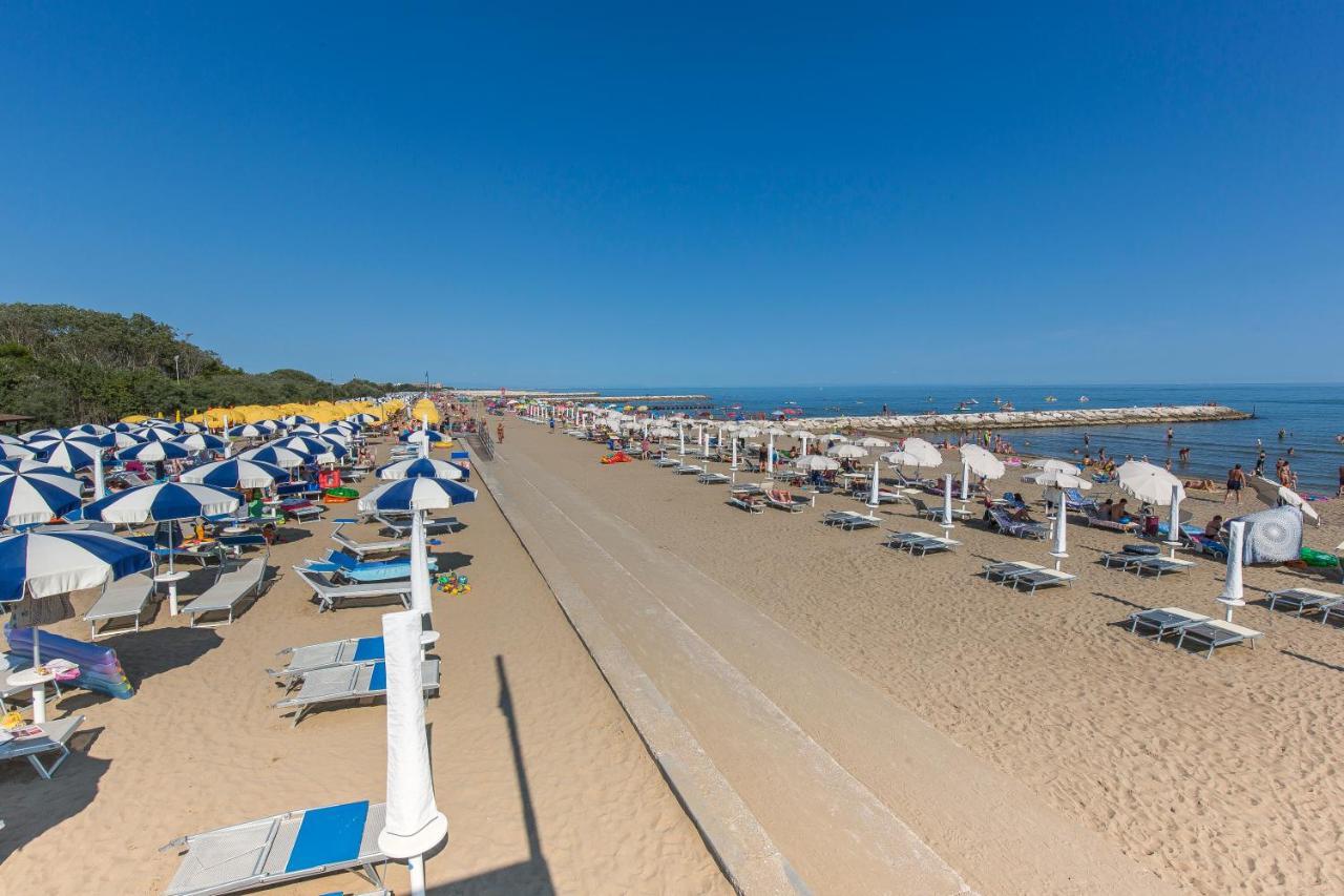 Robinia/Pinetine Lido Altanea Apartment Caorle Exterior foto